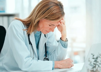 Médica preocupada revisando un caso de retraso en el diagnóstico de cáncer
